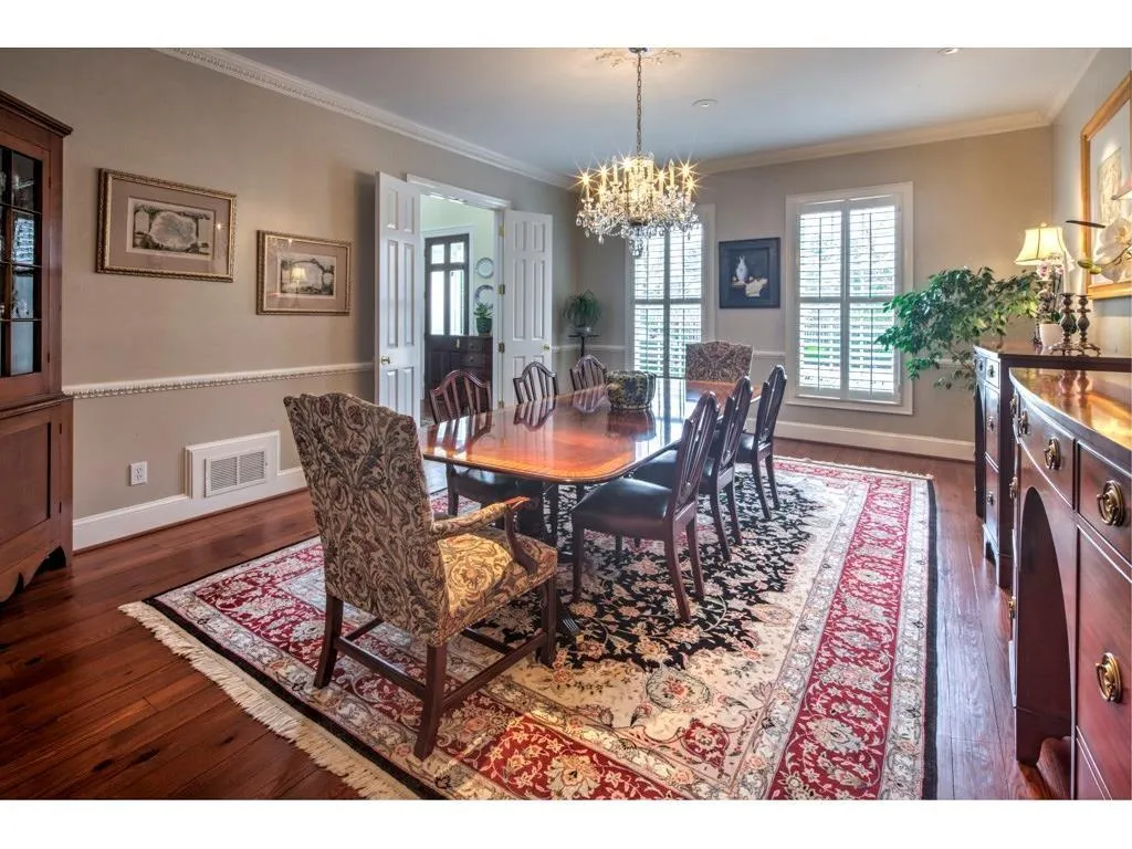 140 E Chambord Drive Nw, Atlanta, Georgia 30327, 6 Bedrooms Bedrooms, ,6 BathroomsBathrooms,Residential,Sold,140 E Chambord Drive Nw,5898730