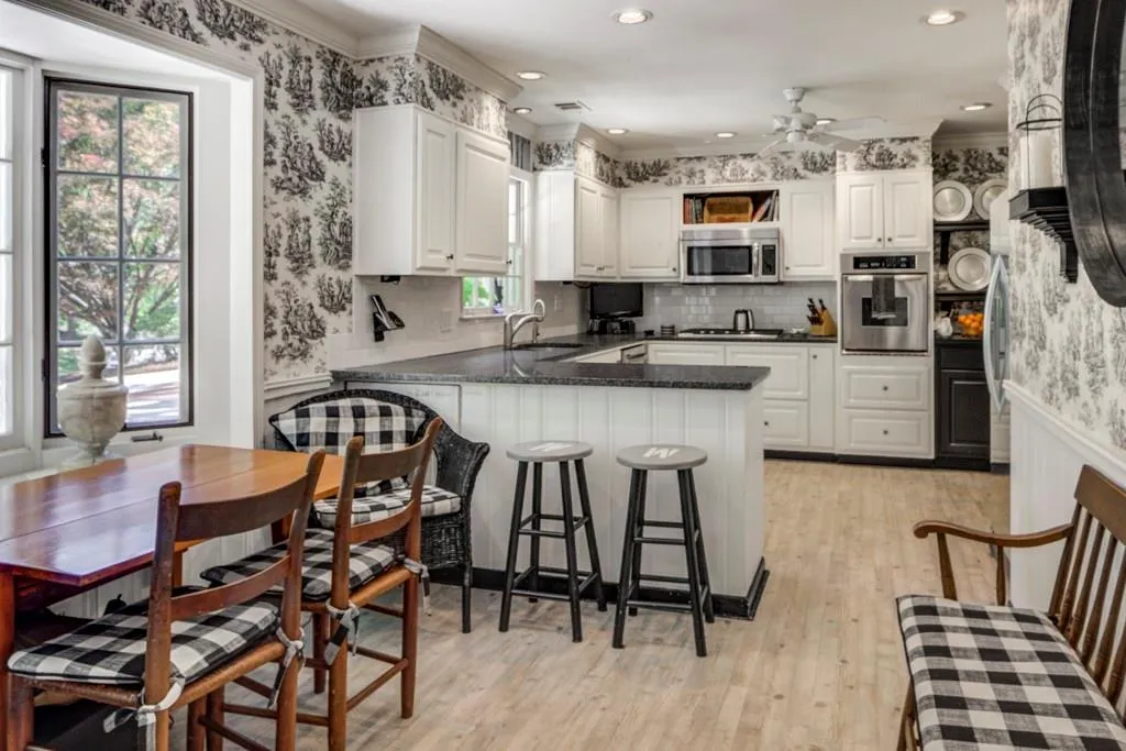 525 Dogwood Valley Drive, Sandy Springs, Georgia 30342, 3 Bedrooms Bedrooms, ,3 BathroomsBathrooms,Residential,Sold,525 Dogwood Valley Drive,7211021