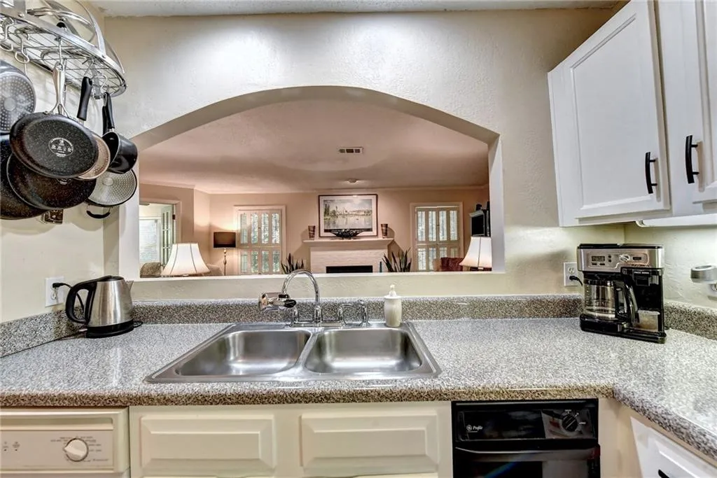 208 Abingdon Way, Sandy Springs, Georgia 30328, 1 Bedroom Bedrooms, ,1 BathroomBathrooms,Residential,Sold,208 Abingdon Way,6872314