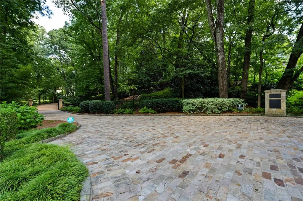 Front driveway entry at street