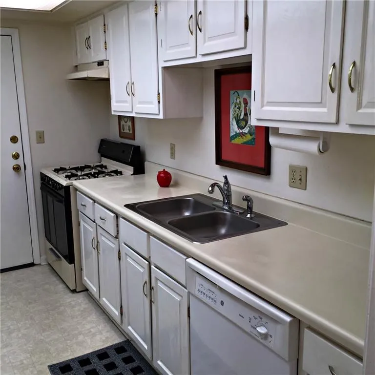 6851 Roswell Road Unit H-7, Atlanta, Georgia 30328, 2 Bedrooms Bedrooms, ,2 BathroomsBathrooms,Residential,Sold,6851 Roswell Road Unit H-7,5602930