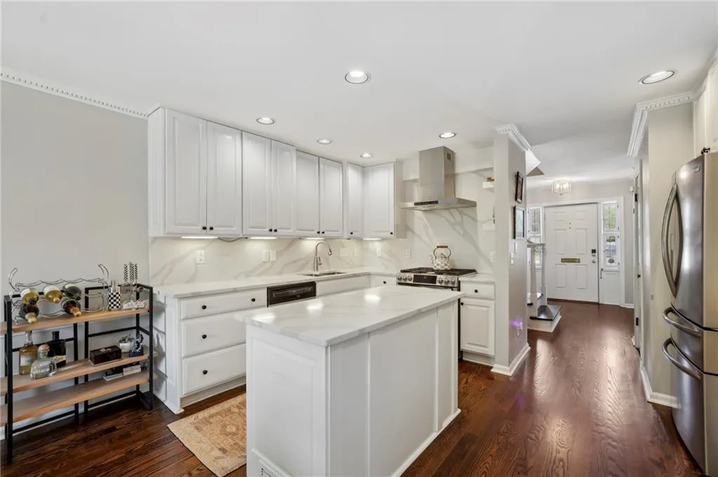 Kitchen was renovated with all new appliances in 2021.