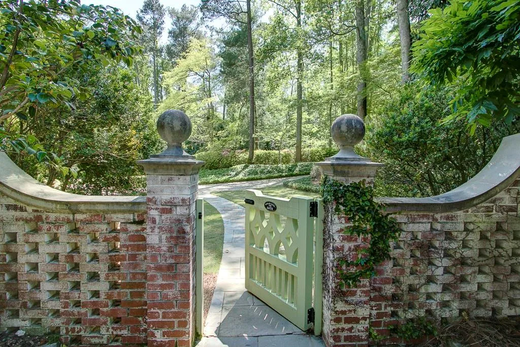 1935 Garraux Road Nw, Atlanta, Georgia 30327, 7 Bedrooms Bedrooms, ,9 BathroomsBathrooms,Residential,Sold,1935 Garraux Road Nw,5538891