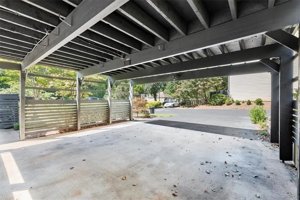 Private carport