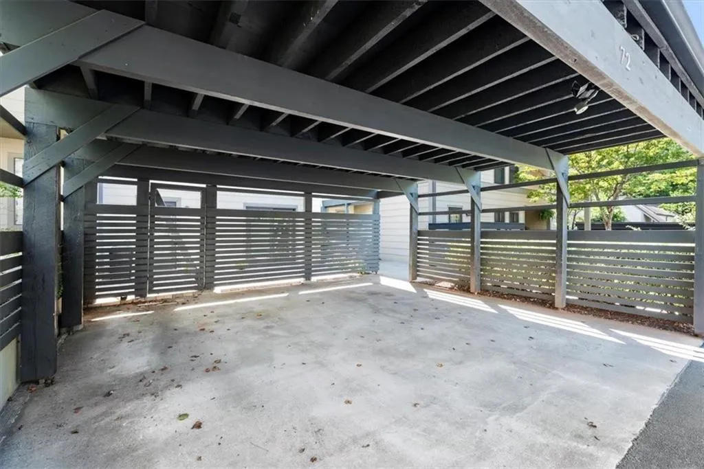 Private carport