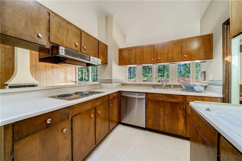 285 River Valley Road, Sandy Springs, Georgia 30328, 4 Bedrooms Bedrooms, ,2 BathroomsBathrooms,Residential,Sold,285 River Valley Road,7184716