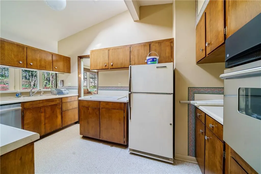 285 River Valley Road, Sandy Springs, Georgia 30328, 4 Bedrooms Bedrooms, ,2 BathroomsBathrooms,Residential,Sold,285 River Valley Road,7184716