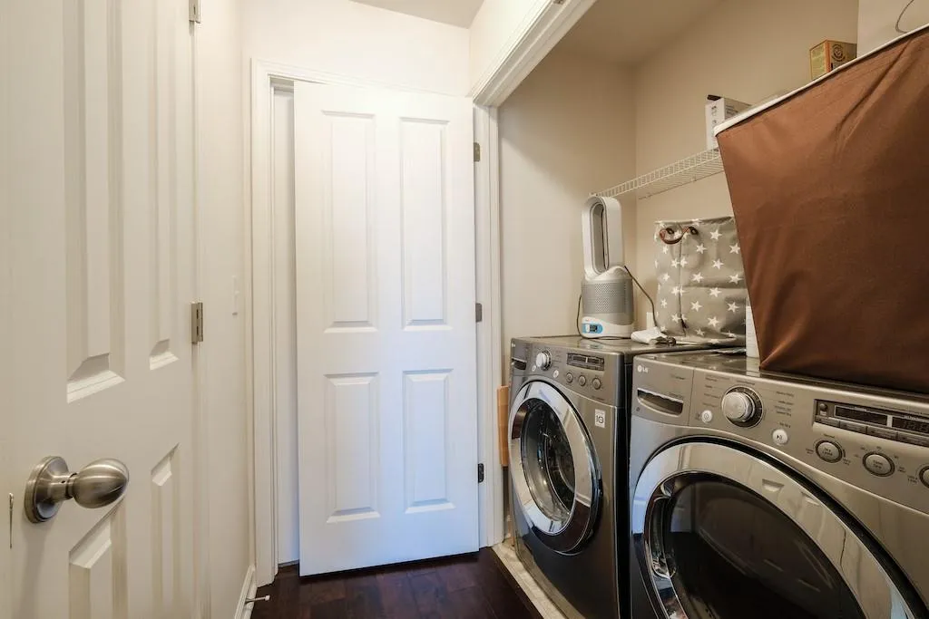 7355 Glisten Avenue, Atlanta, Georgia 30328, 3 Bedrooms Bedrooms, ,3 BathroomsBathrooms,Residential,Sold,7355 Glisten Avenue,6894386