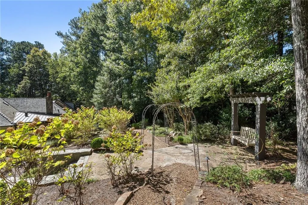 Enjoy the gardens. Relax in the swing and view the gardens.