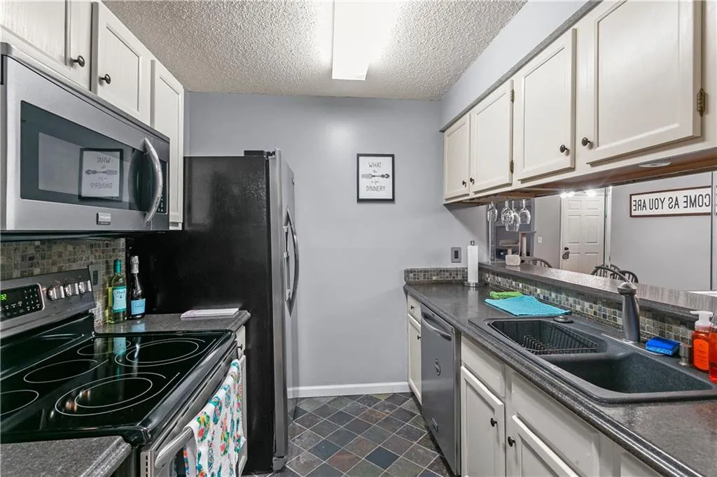409 Barrington Hills Drive, Sandy Springs, Georgia 30350, 2 Bedrooms Bedrooms, ,2 BathroomsBathrooms,Residential,Sold,409 Barrington Hills Drive,6851331