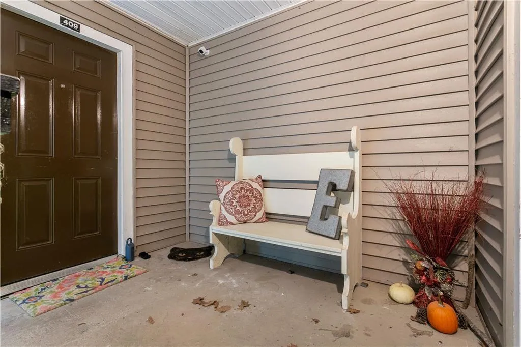 409 Barrington Hills Drive, Sandy Springs, Georgia 30350, 2 Bedrooms Bedrooms, ,2 BathroomsBathrooms,Residential,Sold,409 Barrington Hills Drive,6851331