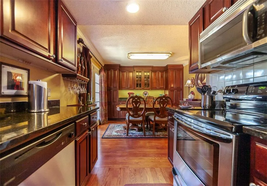 6900 Roswell Road Unit G1, Atlanta, Georgia 30328, 3 Bedrooms Bedrooms, ,2 BathroomsBathrooms,Residential,Sold,6900 Roswell Road Unit G1,6129565