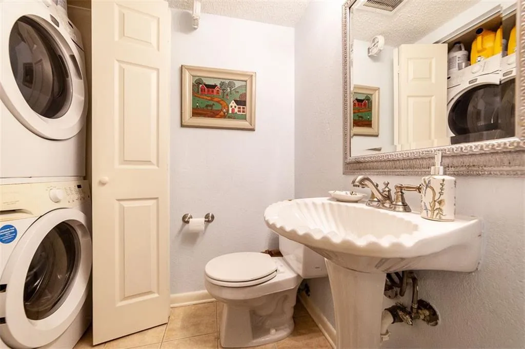 6900 Roswell Road Unit G1, Atlanta, Georgia 30328, 3 Bedrooms Bedrooms, ,2 BathroomsBathrooms,Residential,Sold,6900 Roswell Road Unit G1,6129565