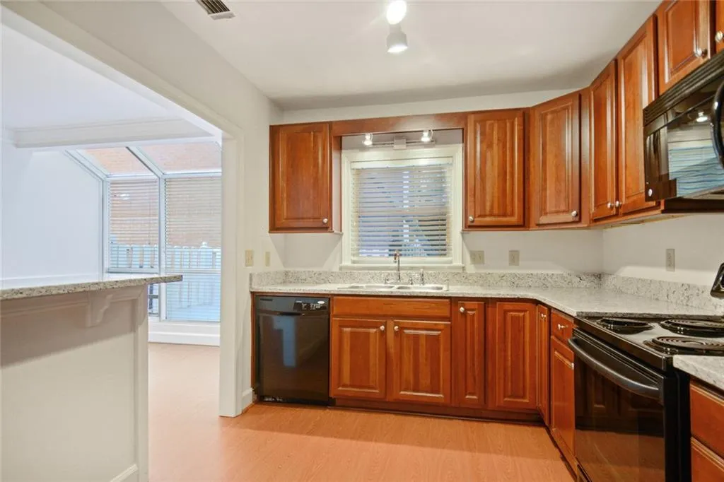 7500 Roswell Road Unit 2, Sandy Springs, Georgia 30350, 2 Bedrooms Bedrooms, ,2 BathroomsBathrooms,Residential,Sold,7500 Roswell Road Unit 2,6786701