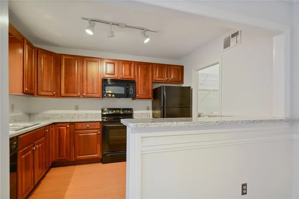 7500 Roswell Road Unit 2, Sandy Springs, Georgia 30350, 2 Bedrooms Bedrooms, ,2 BathroomsBathrooms,Residential,Sold,7500 Roswell Road Unit 2,6786701