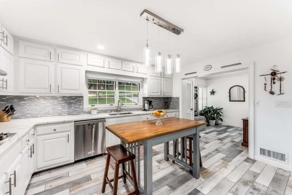 240 Beachland Drive, Atlanta, Georgia 30342, 3 Bedrooms Bedrooms, ,2 BathroomsBathrooms,Residential,For Sale,240 Beachland Drive,7634743