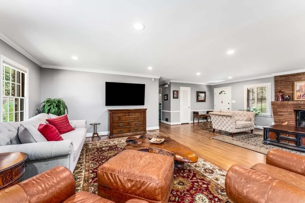 240 Beachland Drive, Atlanta, Georgia 30342, 3 Bedrooms Bedrooms, ,2 BathroomsBathrooms,Residential,For Sale,240 Beachland Drive,7634743