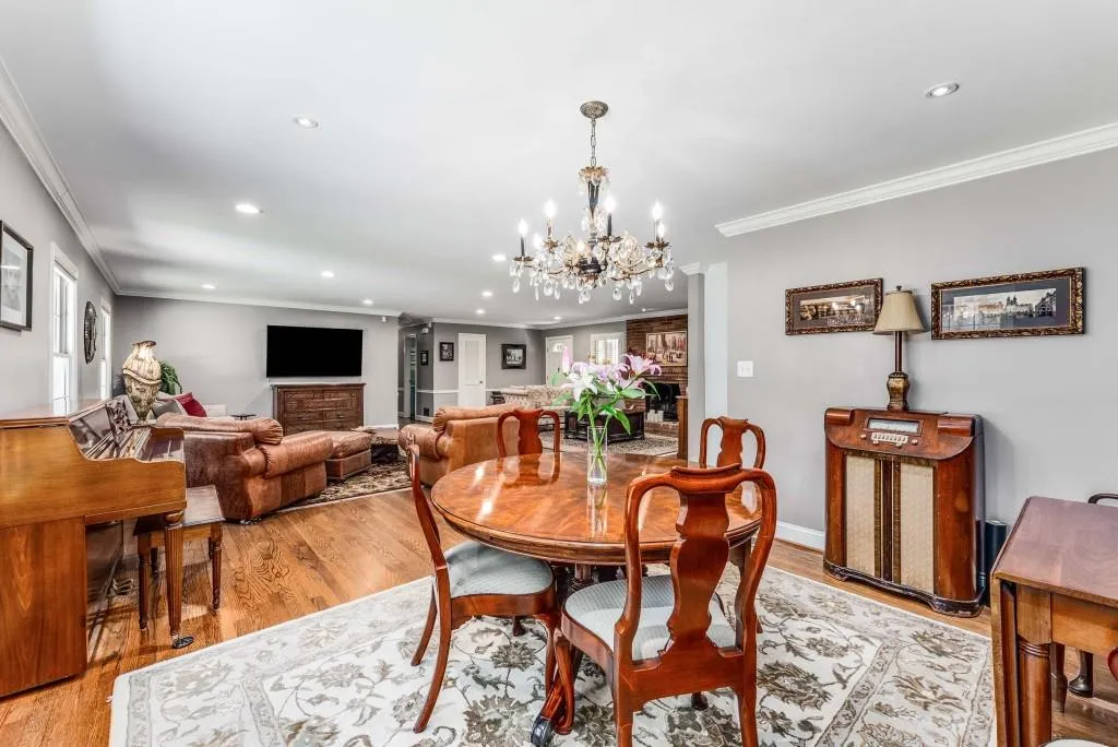 240 Beachland Drive, Atlanta, Georgia 30342, 3 Bedrooms Bedrooms, ,2 BathroomsBathrooms,Residential,For Sale,240 Beachland Drive,7634743