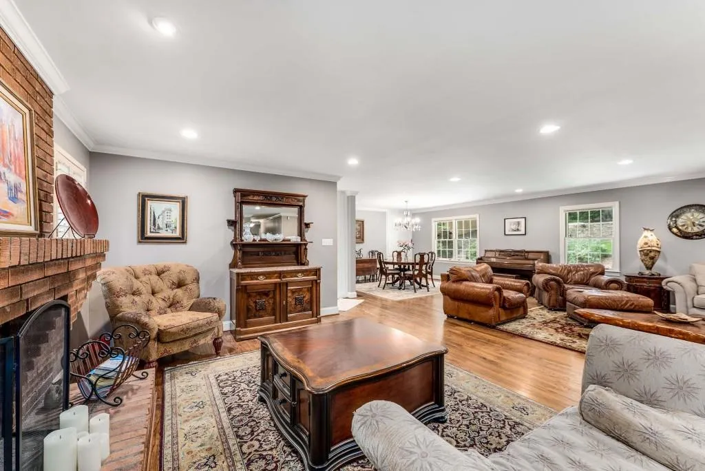 240 Beachland Drive, Atlanta, Georgia 30342, 3 Bedrooms Bedrooms, ,2 BathroomsBathrooms,Residential,For Sale,240 Beachland Drive,7634743