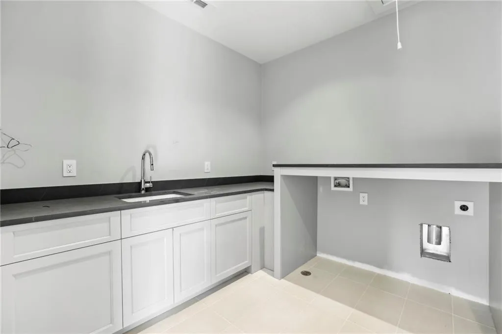 825 Kenry Court, Atlanta, Georgia 30342, 6 Bedrooms Bedrooms, 0 ,7 BathroomsBathrooms,Residential,For Sale,825 Kenry Court,7732522