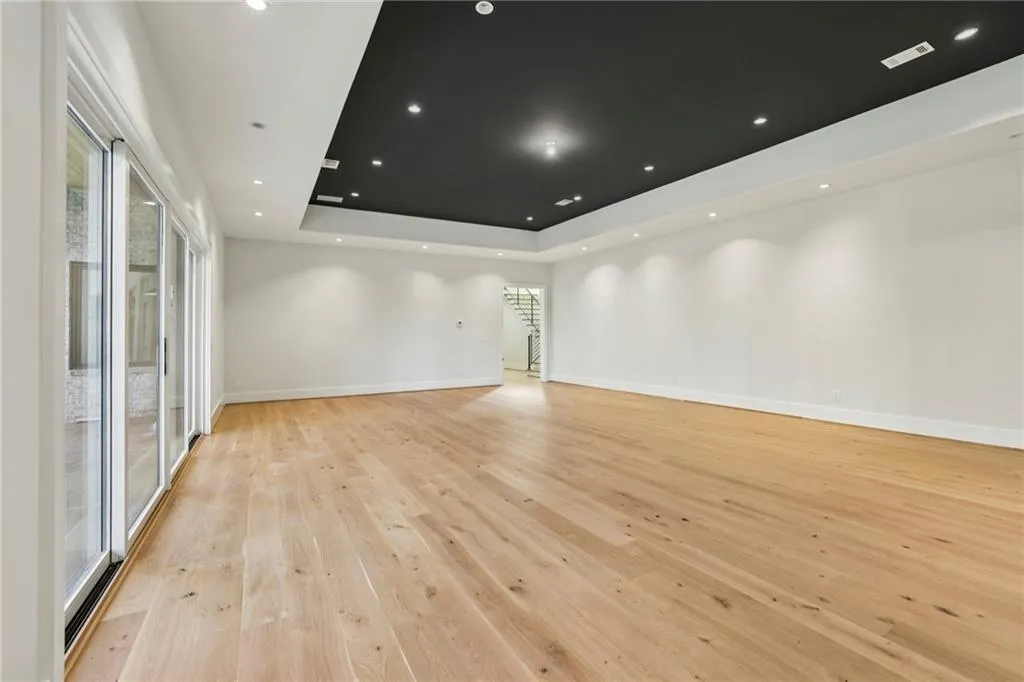 825 Kenry Court, Atlanta, Georgia 30342, 6 Bedrooms Bedrooms, 0 ,7 BathroomsBathrooms,Residential,For Sale,825 Kenry Court,7732522