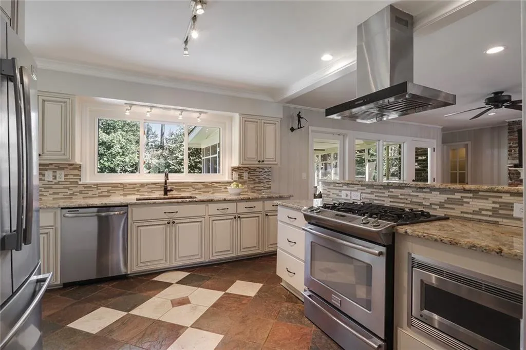 5805 Greenbrier Road, Atlanta, Georgia 30328, 3 Bedrooms Bedrooms, ,2 BathroomsBathrooms,Residential,Sold,5805 Greenbrier Road,6545245