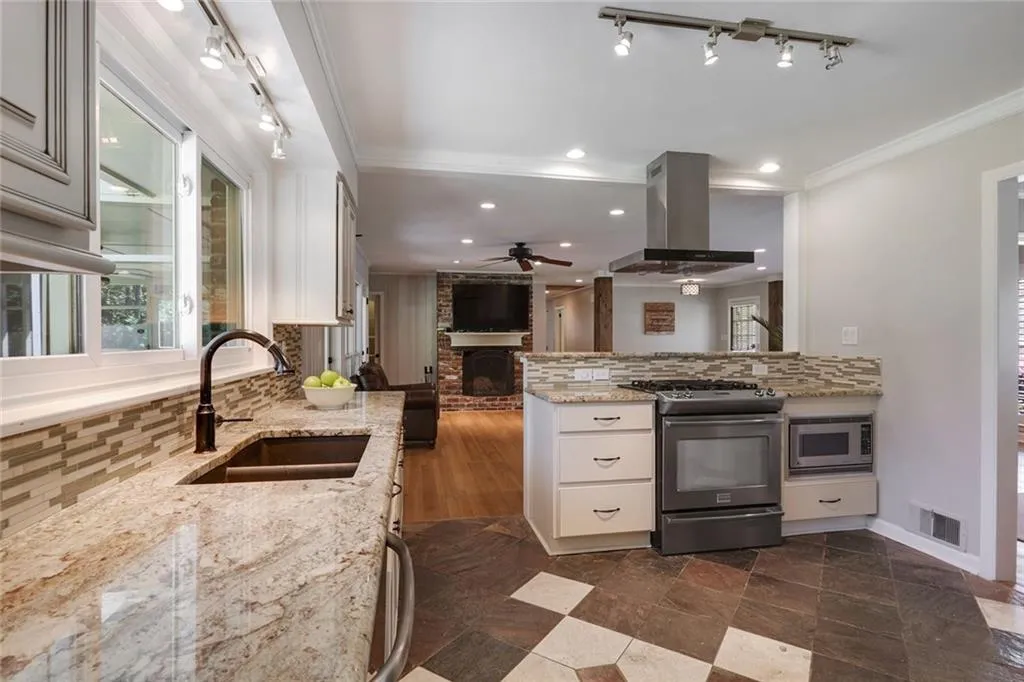 5805 Greenbrier Road, Atlanta, Georgia 30328, 3 Bedrooms Bedrooms, ,2 BathroomsBathrooms,Residential,Sold,5805 Greenbrier Road,6545245