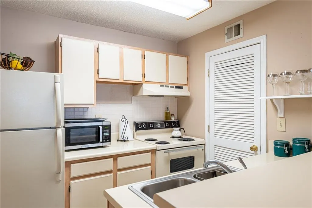542 Granville Court, Sandy Springs, Georgia 30328, 1 Bedroom Bedrooms, ,1 BathroomBathrooms,Residential,Sold,542 Granville Court,6996460