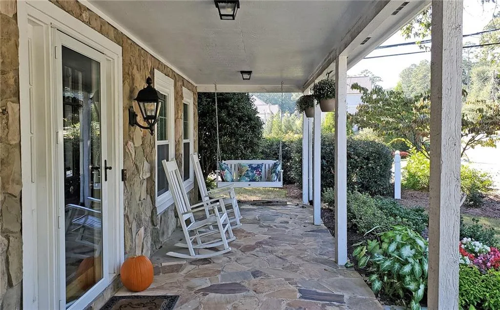 665 Mabry Road Ne, Sandy Springs, Georgia 30328, 4 Bedrooms Bedrooms, ,2 BathroomsBathrooms,Residential,Sold,665 Mabry Road Ne,6792180
