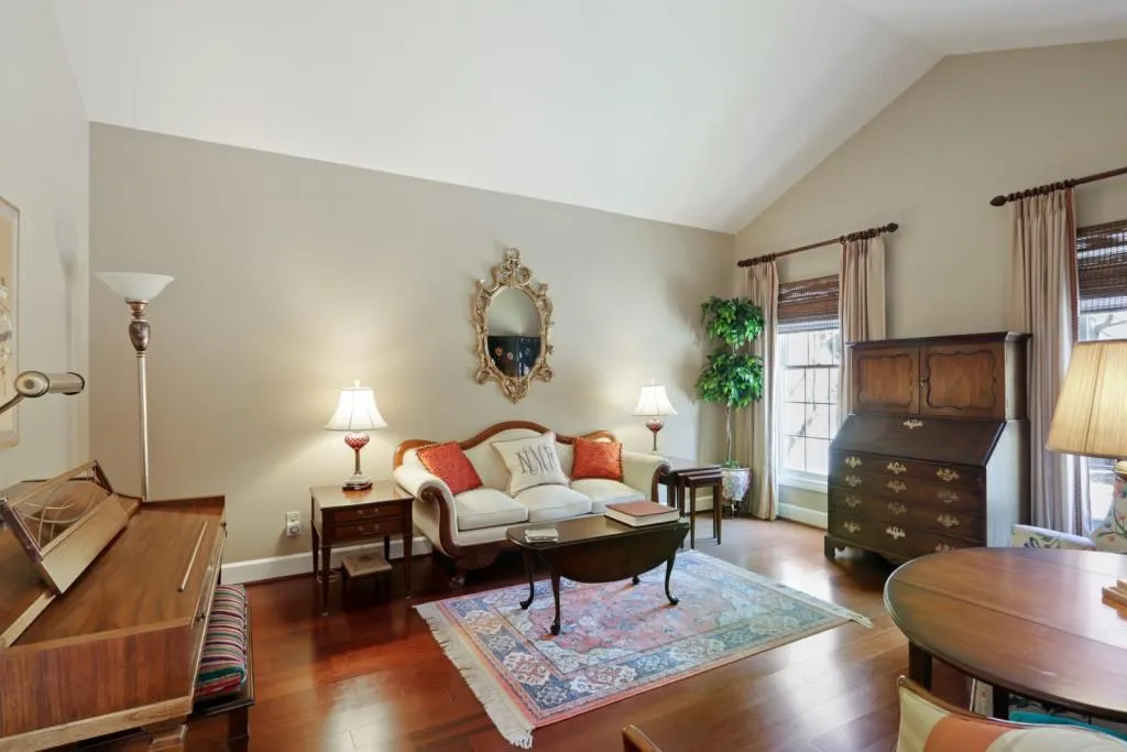 10 Vernon Glen Court, Sandy Springs, Georgia 30338, 2 Bedrooms Bedrooms, ,2 BathroomsBathrooms,Residential,Sold,10 Vernon Glen Court,6865371