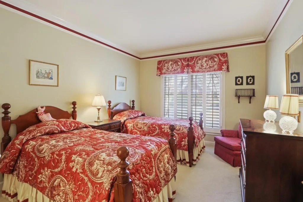 10 Vernon Glen Court, Sandy Springs, Georgia 30338, 2 Bedrooms Bedrooms, ,2 BathroomsBathrooms,Residential,Sold,10 Vernon Glen Court,6865371