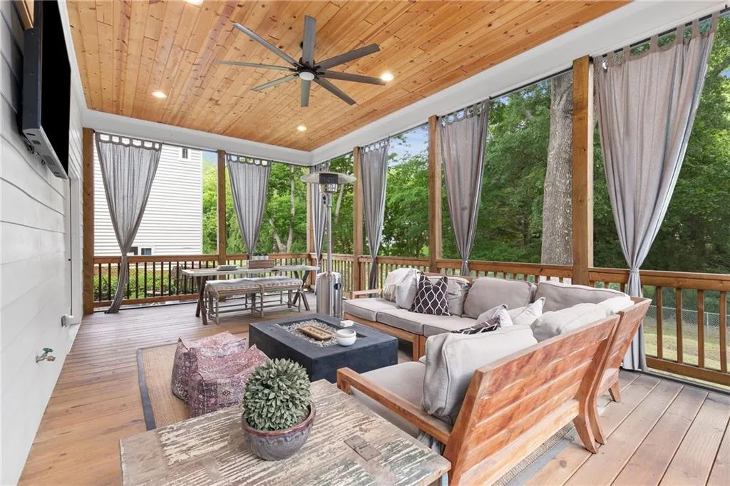 Screened in Patio