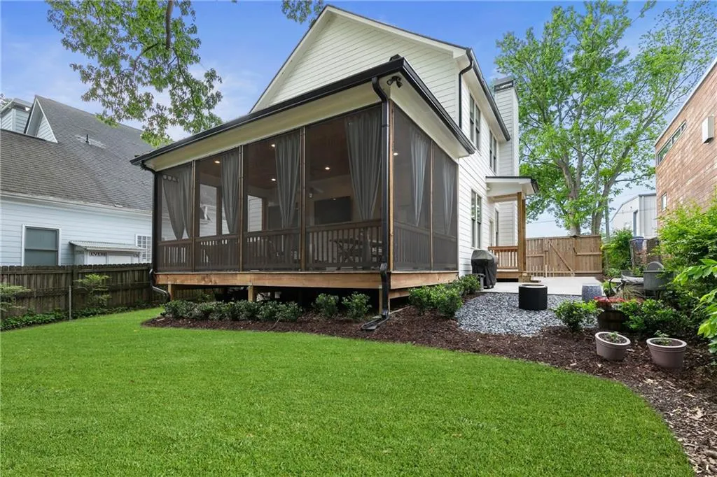 1671 Laurel Avenue Nw, Atlanta, Georgia 30318, 3 Bedrooms Bedrooms, ,2 BathroomsBathrooms,Residential,For Sale,1671 Laurel Avenue Nw,7619661