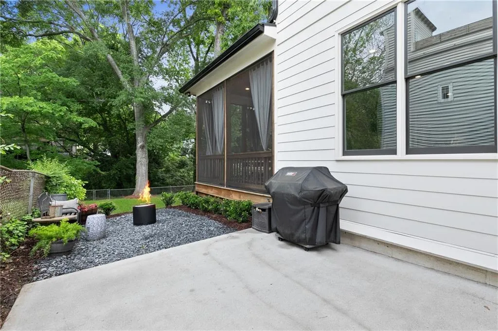 1671 Laurel Avenue Nw, Atlanta, Georgia 30318, 3 Bedrooms Bedrooms, ,2 BathroomsBathrooms,Residential,For Sale,1671 Laurel Avenue Nw,7619661