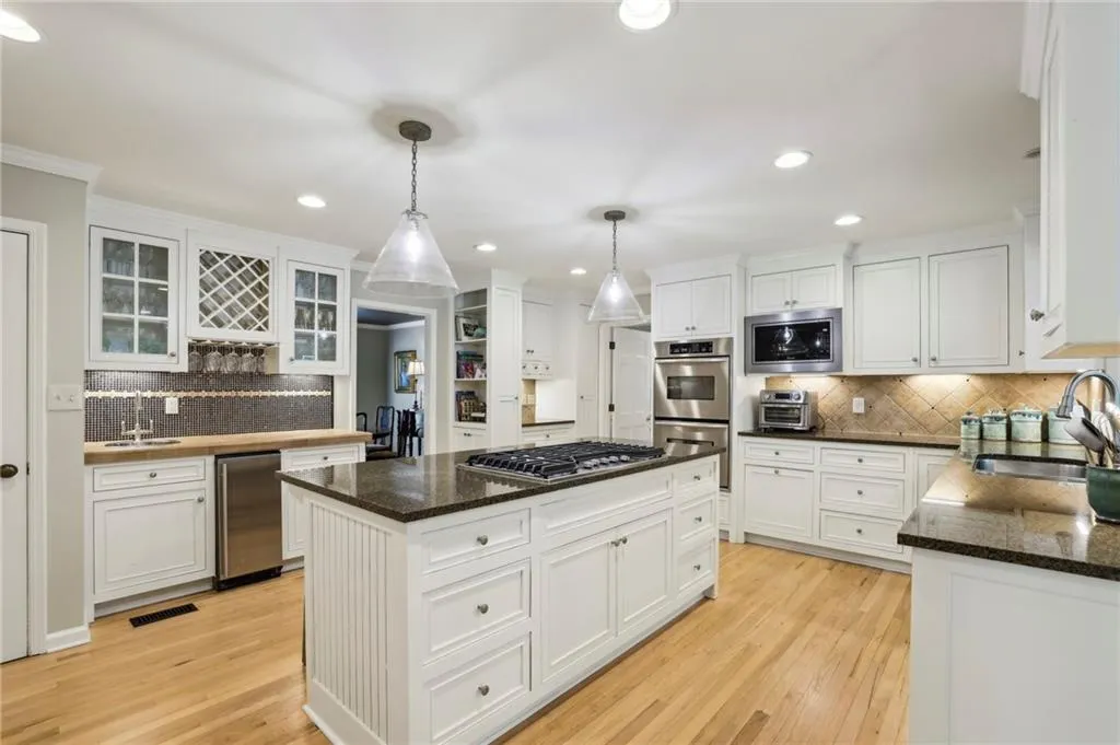 6040 Weatherly Drive, Atlanta, Georgia 30328, 4 Bedrooms Bedrooms, ,4 BathroomsBathrooms,Residential,Sold,6040 Weatherly Drive,7374024