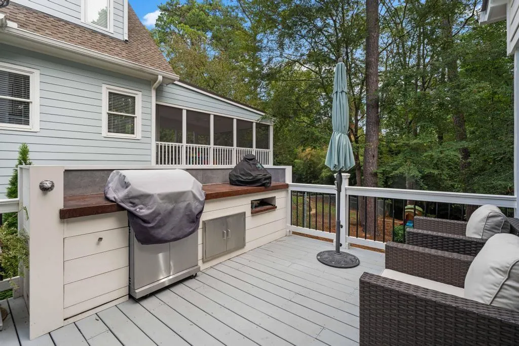 Grilling deck