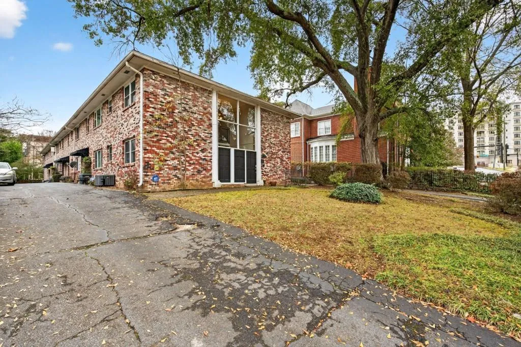 3668 Kingsboro Road Ne Unit 4, Atlanta, Georgia 30319, 1 Bedroom Bedrooms, ,1 BathroomBathrooms,Residential,For Sale,3668 Kingsboro Road Ne Unit 4,7690188