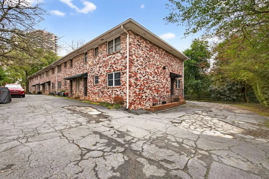 3668 Kingsboro Road Ne Unit 4, Atlanta, Georgia 30319, 1 Bedroom Bedrooms, ,1 BathroomBathrooms,Residential,For Sale,3668 Kingsboro Road Ne Unit 4,7690188
