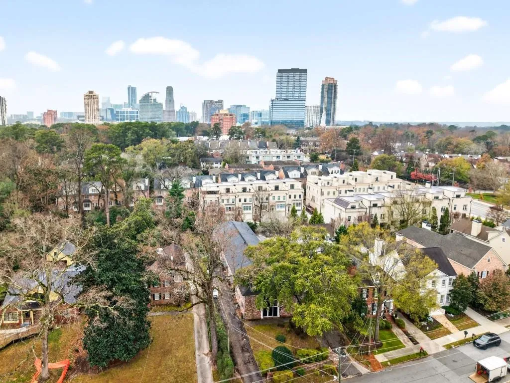 3668 Kingsboro Road Ne Unit 4, Atlanta, Georgia 30319, 1 Bedroom Bedrooms, ,1 BathroomBathrooms,Residential,For Sale,3668 Kingsboro Road Ne Unit 4,7690188