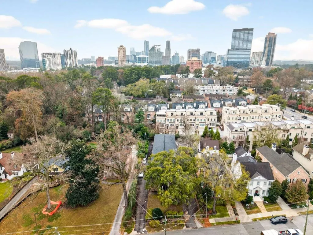 3668 Kingsboro Road Ne Unit 4, Atlanta, Georgia 30319, 1 Bedroom Bedrooms, ,1 BathroomBathrooms,Residential,For Sale,3668 Kingsboro Road Ne Unit 4,7690188
