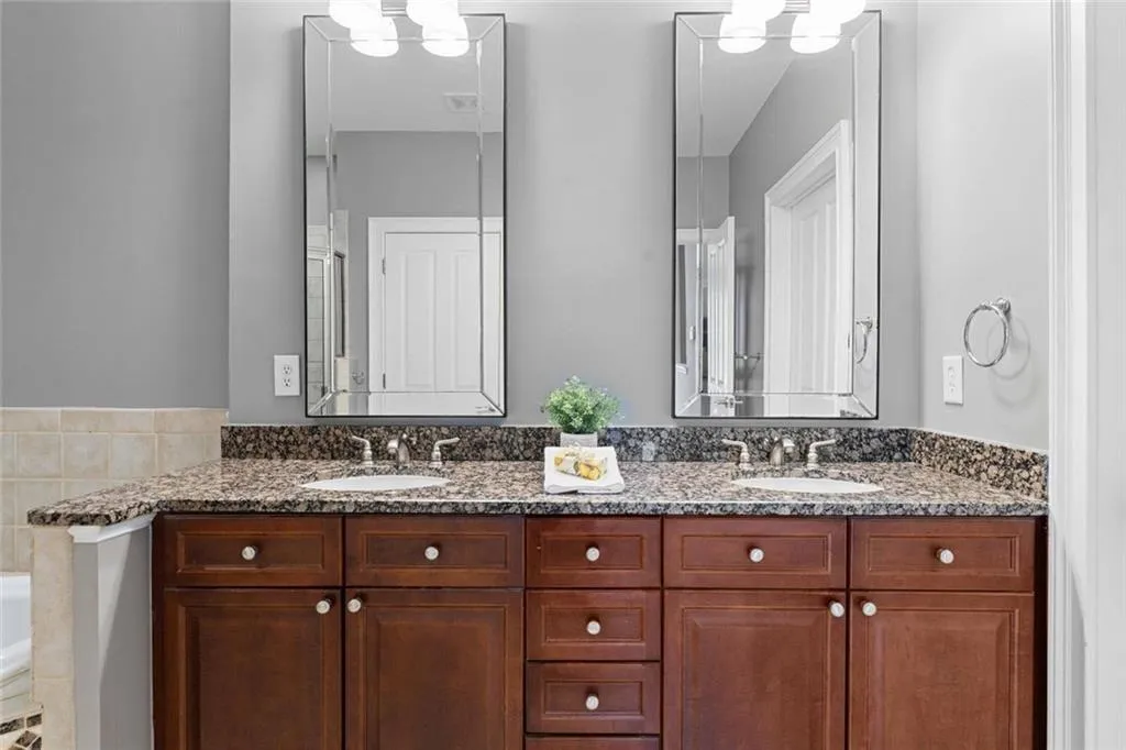 3743 Ashford Creek Avenue Ne, Brookhaven, Georgia 30319, 1 Bedroom Bedrooms, ,1 BathroomBathrooms,Residential,For Sale,3743 Ashford Creek Avenue Ne,7638809