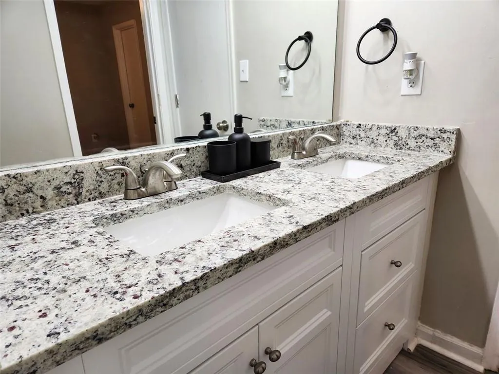 7750 Roswell Road Unit 5a, Atlanta, Georgia 30350, 2 Bedrooms Bedrooms, ,1 BathroomBathrooms,Residential,Sold,7750 Roswell Road Unit 5a,7366509