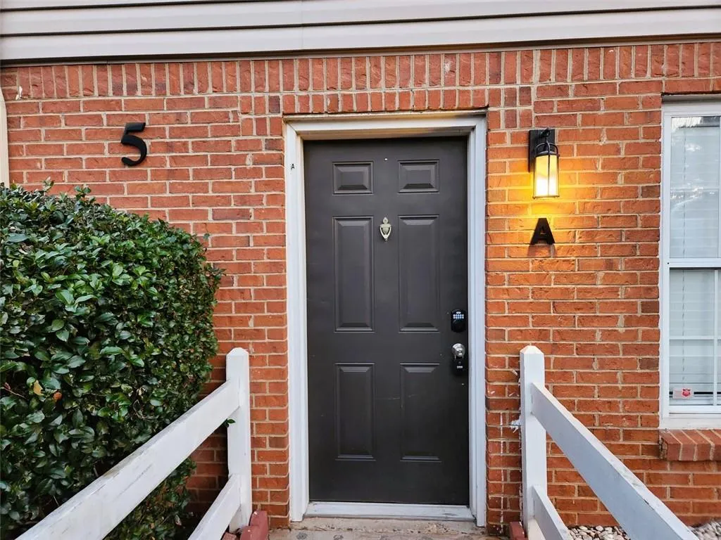 7750 Roswell Road Unit 5a, Atlanta, Georgia 30350, 2 Bedrooms Bedrooms, ,1 BathroomBathrooms,Residential,Sold,7750 Roswell Road Unit 5a,7366509