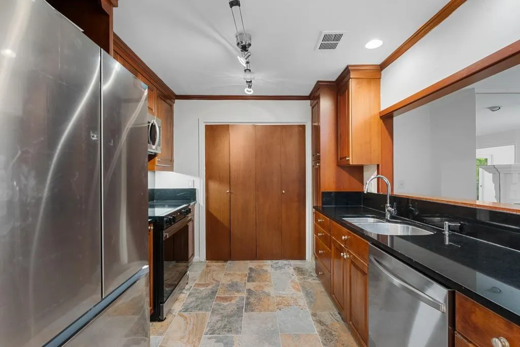 404 Bainbridge Drive, Sandy Springs, Georgia 30327, 2 Bedrooms Bedrooms, ,2 BathroomsBathrooms,Residential,Sold,404 Bainbridge Drive,7403504