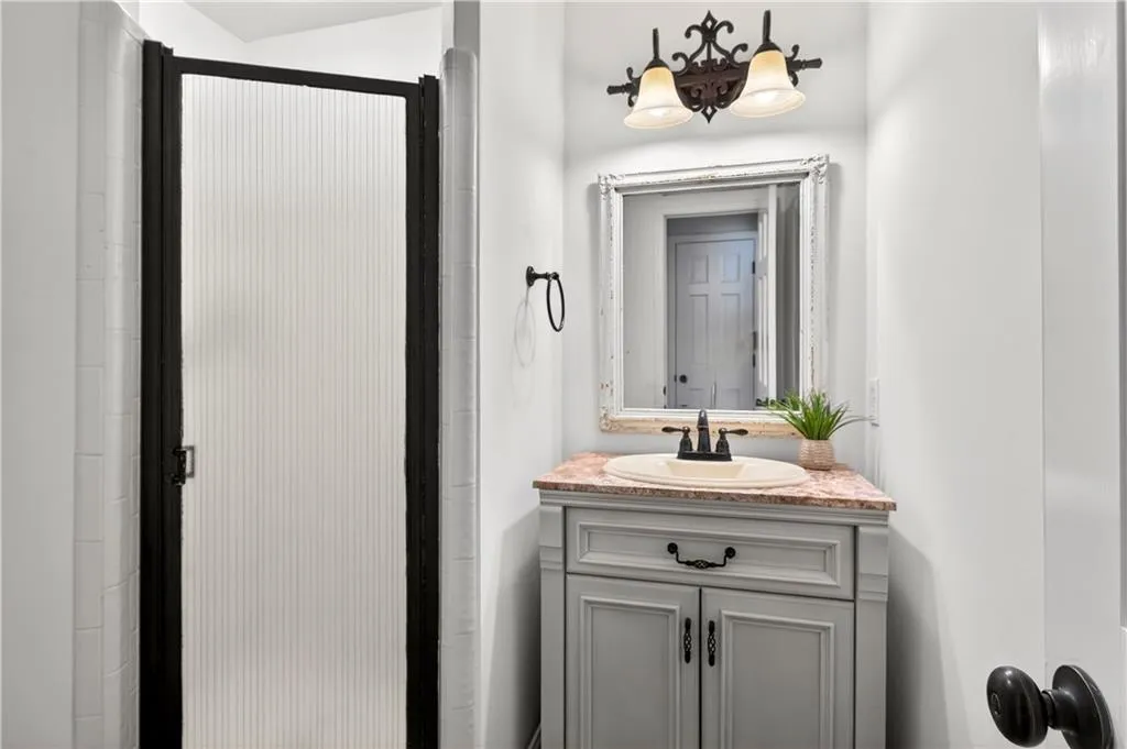 Main floor full bathroom