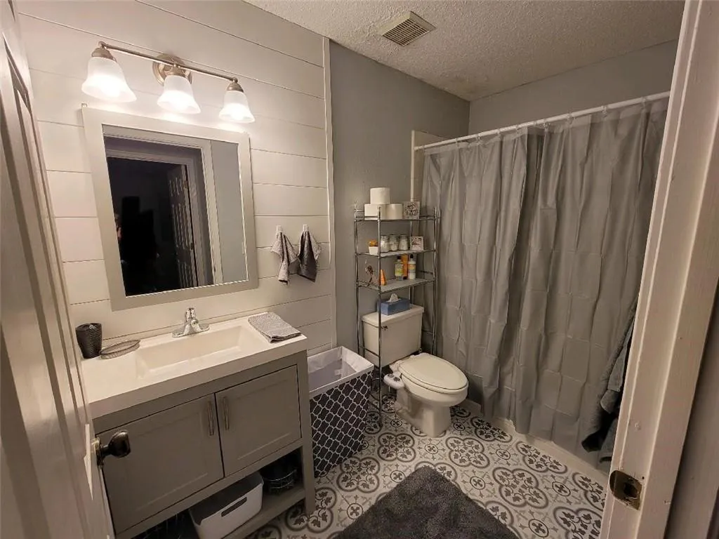 407 Barrington Hills Drive, Sandy Springs, Georgia 30350, 2 Bedrooms Bedrooms, ,2 BathroomsBathrooms,Residential,Sold,407 Barrington Hills Drive,6848377
