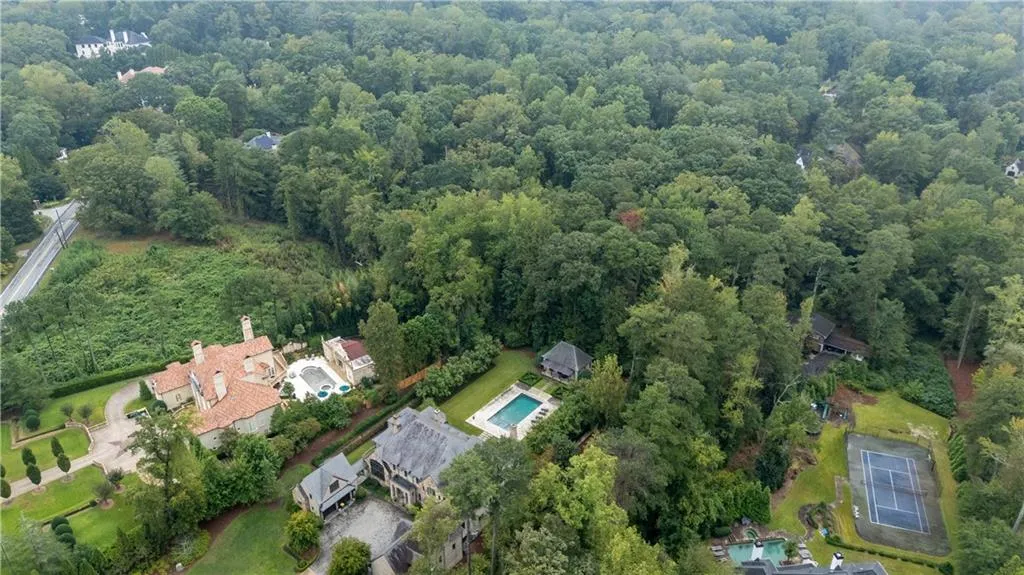 Aerial view of property's location featuring a heavily wooded area