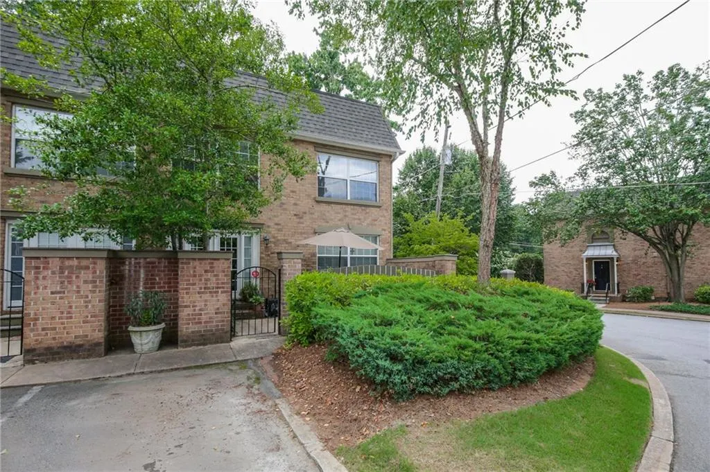 6980 Roswell Road Ne Unit A1, Atlanta, Georgia 30328, 3 Bedrooms Bedrooms, ,2 BathroomsBathrooms,Residential,Sold,6980 Roswell Road Ne Unit A1,5728471