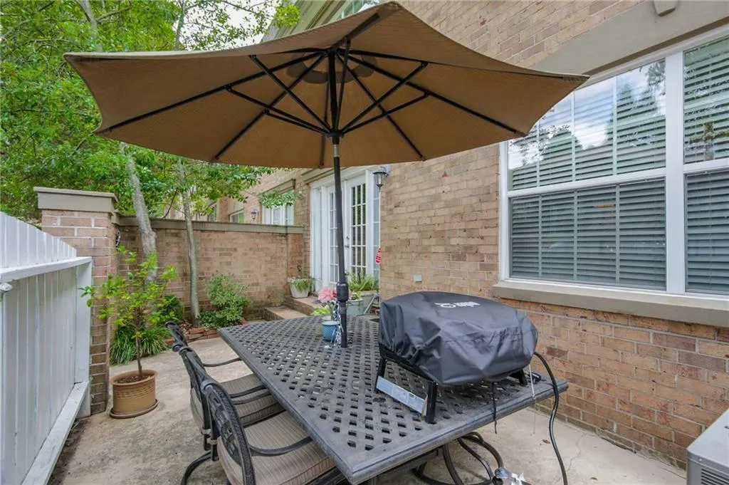 6980 Roswell Road Ne Unit A1, Atlanta, Georgia 30328, 3 Bedrooms Bedrooms, ,2 BathroomsBathrooms,Residential,Sold,6980 Roswell Road Ne Unit A1,5728471