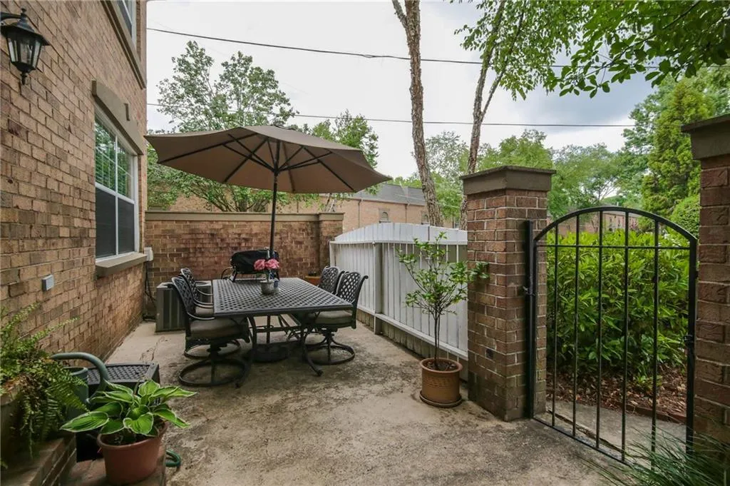 6980 Roswell Road Ne Unit A1, Atlanta, Georgia 30328, 3 Bedrooms Bedrooms, ,2 BathroomsBathrooms,Residential,Sold,6980 Roswell Road Ne Unit A1,5728471